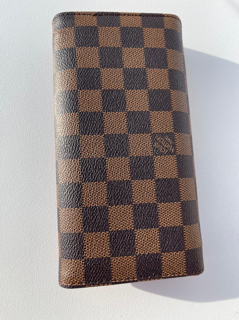 CoLouis Vuitton brown Wallet for classy women with red color