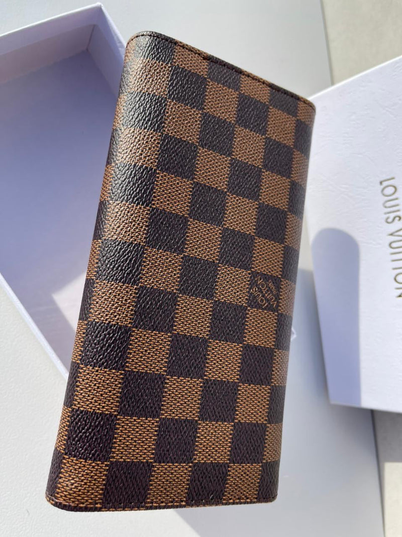 CoLouis Vuitton brown Wallet for classy women with red color
